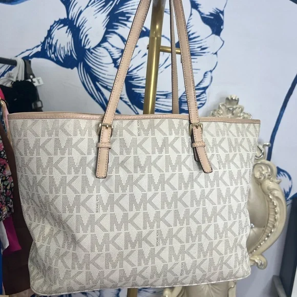 GIVEAWAY Michael Kors Beige Tote Bag - Picture 2 of 9